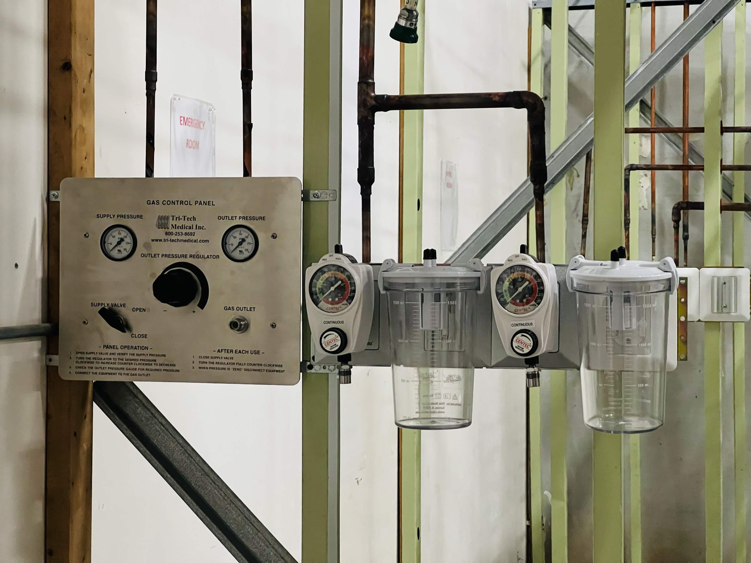 Medical gas trainer gauges and interior components